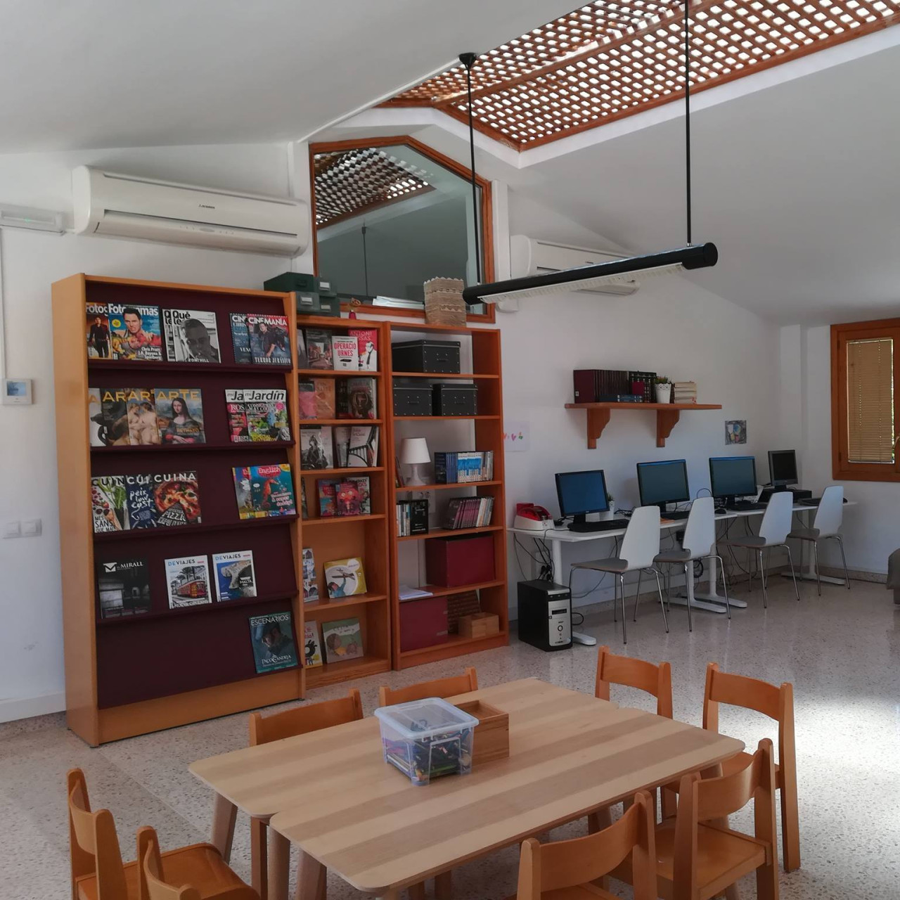 Contacontes "Bibliomaleteca al país de les meravelles"